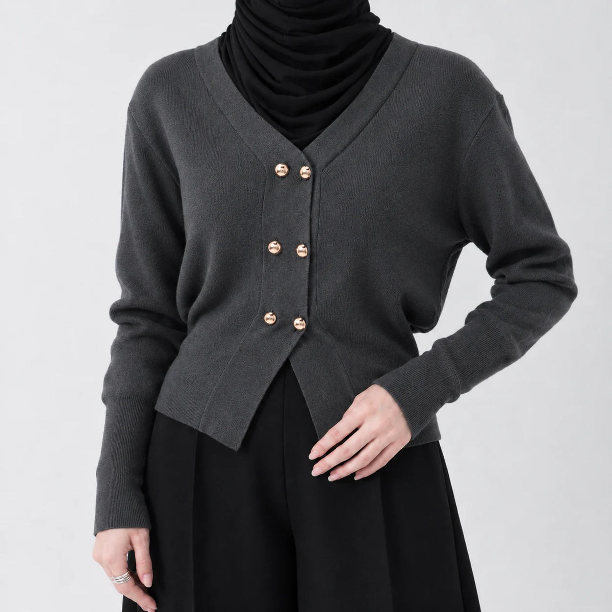Cardigan court en maille à boutons dorés