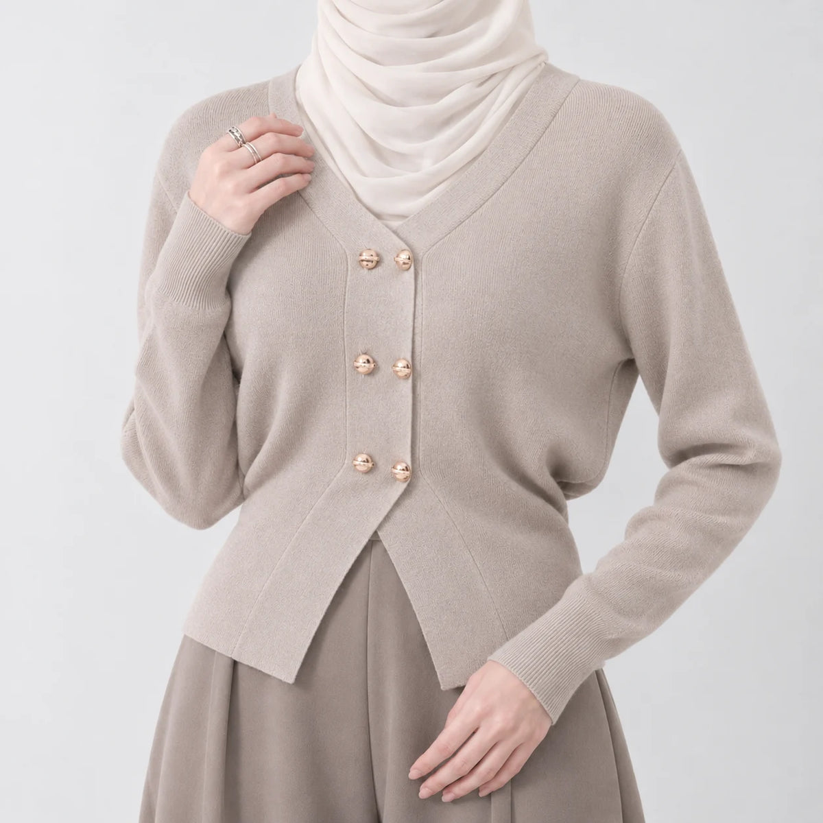 Cardigan court en maille à boutons dorés